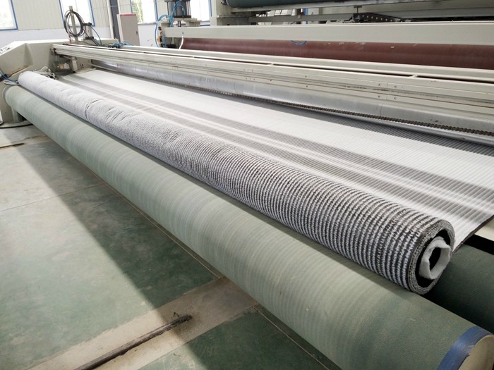 膨潤土防水毯生產中